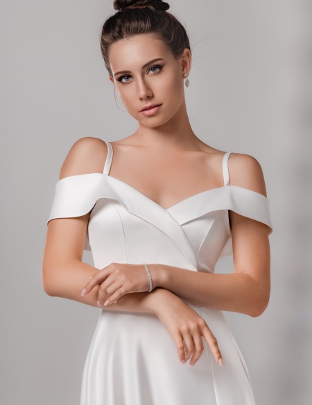 Белое атласное платье со спущенными плечами на бретельках