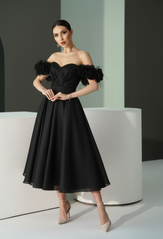 Чёрное платье миди с 3D цветами на плечах