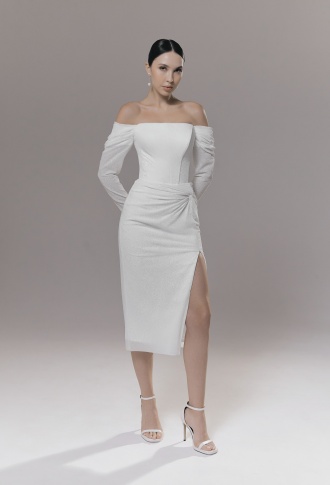 Белое блестящее платье миди с разрезом и рукавами