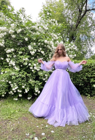 Лавандовое фатиновое платье с пышными рукавами