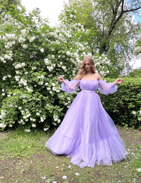 Лавандовое фатиновое платье с пышными рукавами