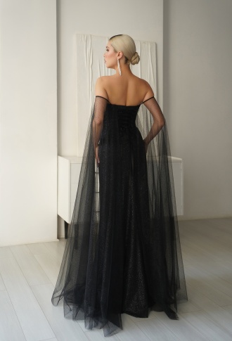 Чёрное блестящее платье по фигуре с длинными фатиновыми рукавами