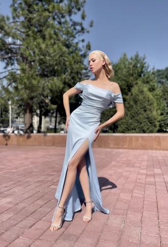 Голубое атласное платье по фигуре с разрезом на ноге