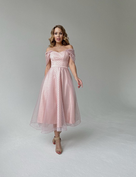 Пудровое платье миди в мушку из органзы с шалью