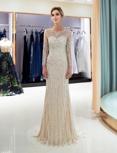 Золотое платье по фигуре декорировано пайетками с рукавами и шлейфом