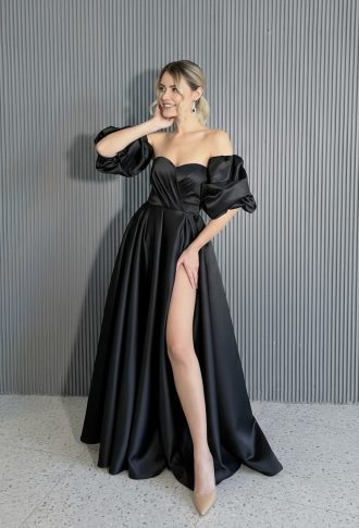 Черное атласное платье бандо с разрезом на ноге и буфами