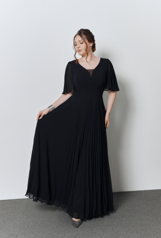 Черное платье с плиссированной юбкой и рукавами-крылышками