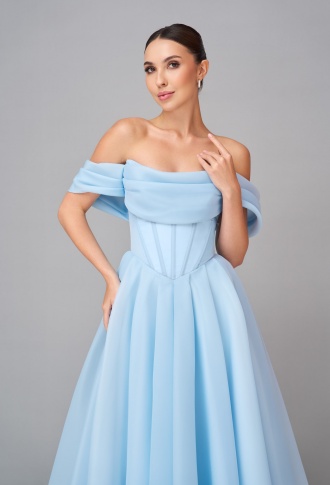 Голубое платье со спущенными плечами а-силуэт