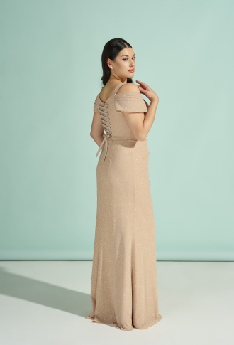 Бежевое блестящее платье со спущенными плечами и разрезом на ноге