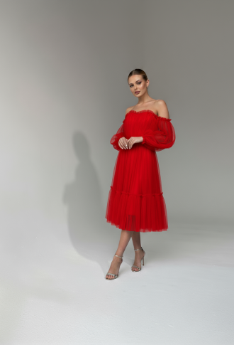 Красное платье миди с пышными рукавами