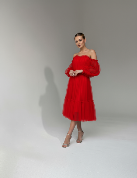 Красное платье миди с пышными рукавами