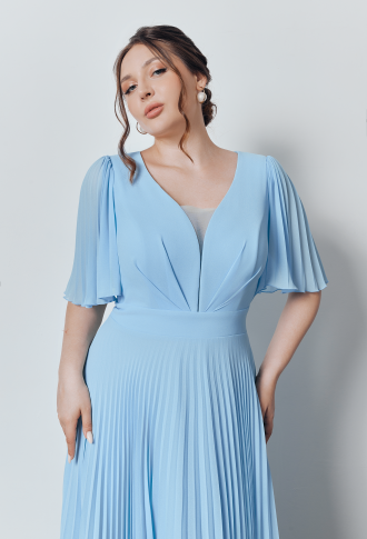 Голубое платье миди с плиссированной юбкой и рукавами-крылышками