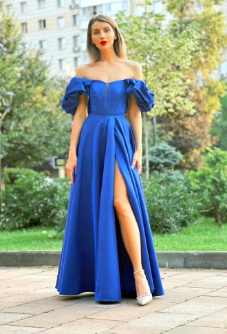 Синее атласное платье на выпускной со спущенными плечами