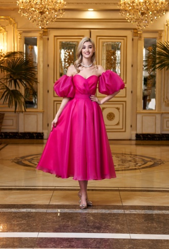 Малиновое платье миди из органзы с буфами