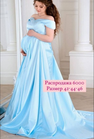 Голубое атласное платье со шлейфом