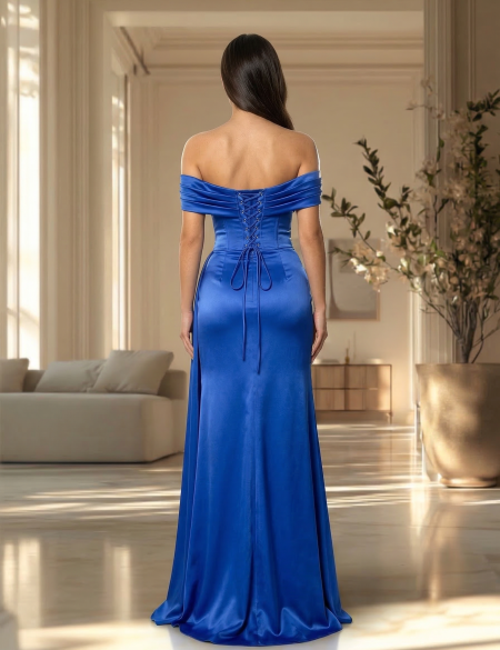 Синее атласное платье с разрезом на ноге и шлейфом 