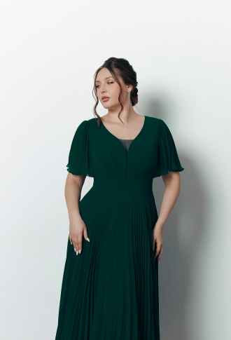 Изумрудное платье с плиссированной юбкой и рукавами-крылышками