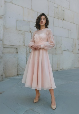 Бежевое платье миди из органзы с разрезом на ноге и длинными рукавами