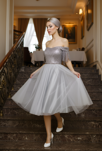 Графитовое платье со спущенными плечами и бахромой