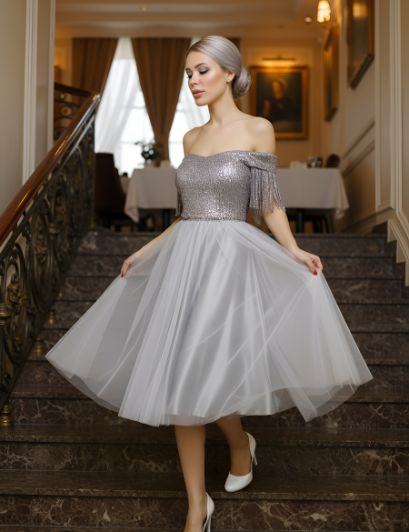 Графитовое платье со спущенными плечами и бахромой