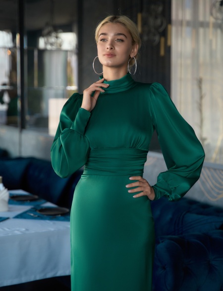 Изумрудное платье миди с длинными рукавами и открытой спиной