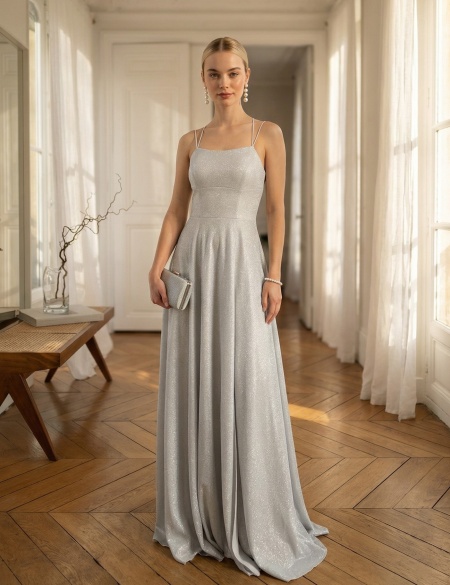 Серебряное блестящее платье с открытой спиной и разрезом на ноге