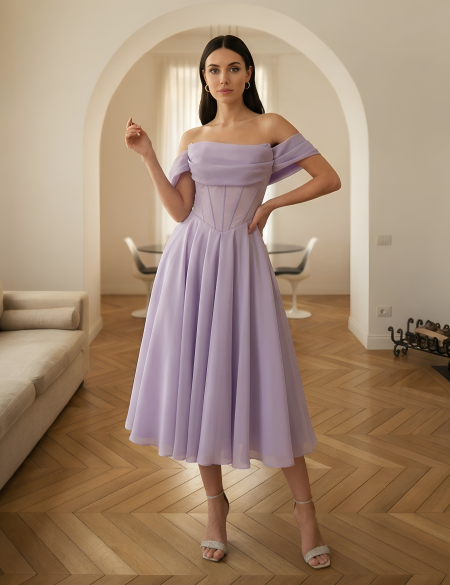 Лавандовое платье со спущенными плечами а-силуэт