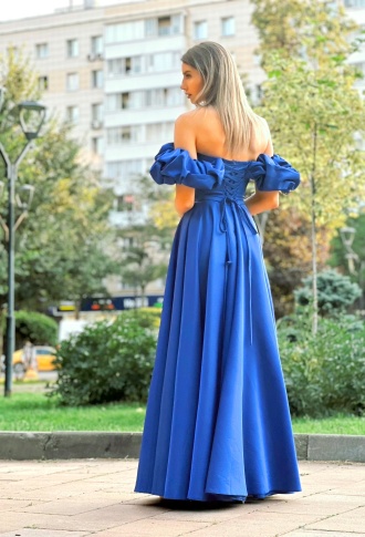 Синее атласное платье на выпускной со спущенными плечами
