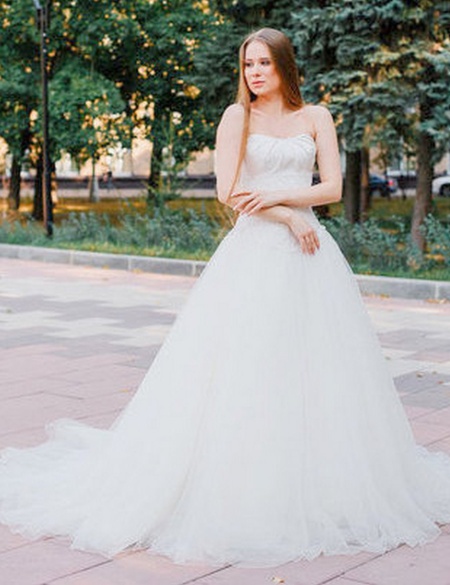 Фатиновое свадебное платье со шлейом