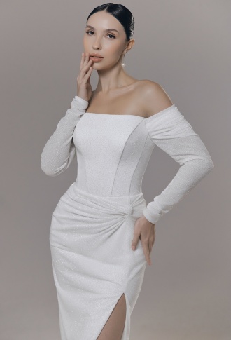 Белое блестящее платье миди с разрезом и рукавами