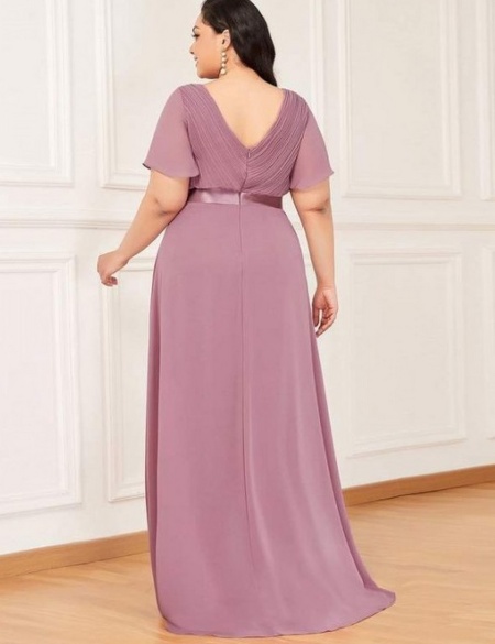 Пудровое шифоновое платье с рукавами крыло и V образным вырезом