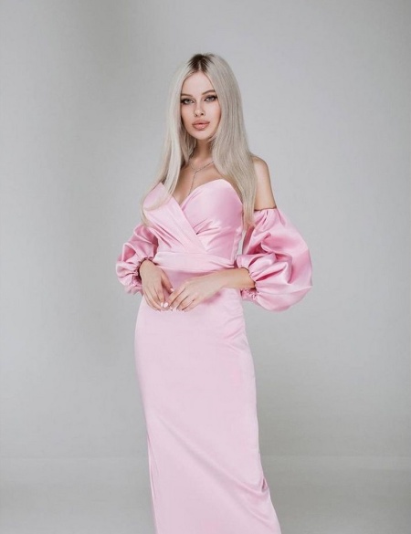 Розовое атласное платье миди с рукавами буфами