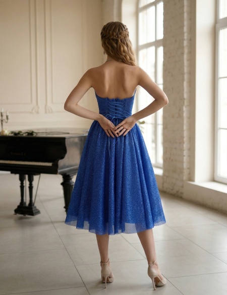 Синее блестящее платье миди бандо