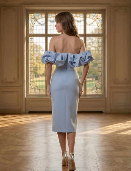 Голубое платье миди с разрезом на ноге и оборкой