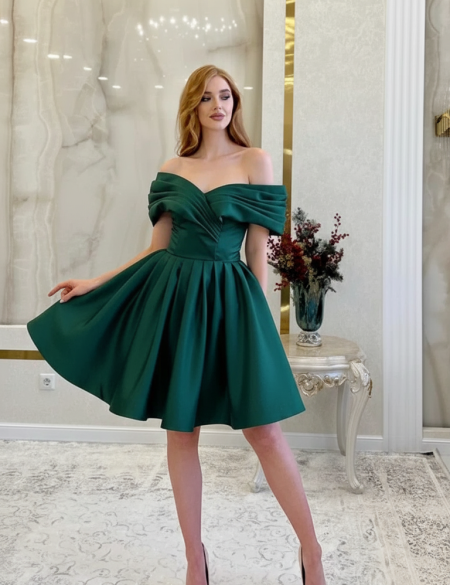 Изумрудное атласное платье мини с объемными спущенными плечами