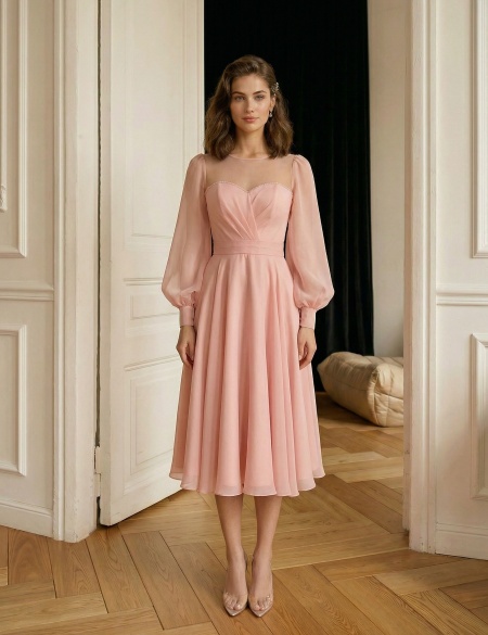 Пудровое платье миди из органзы с разрезом на ноге и длинными рукавами