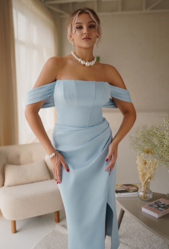 Голубое платье миди с разрезом на ноге и спущенными плечами
