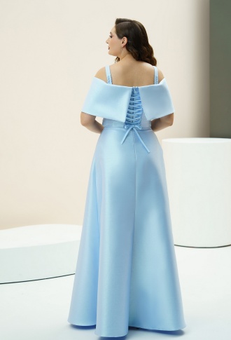Голубое атласное платье по фигуре со спущенными плечами