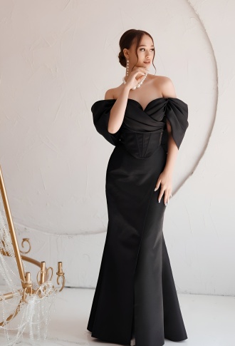 Чёрный корсет и юбка с разрезом на ноге