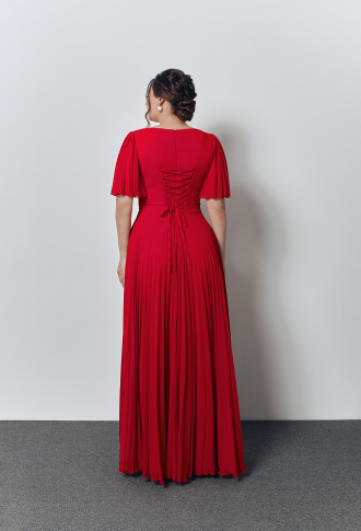 Красное платье с плиссированной юбкой и рукавами-крылышками