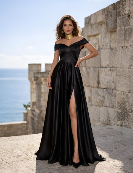 Черное атласное платье с разрезом