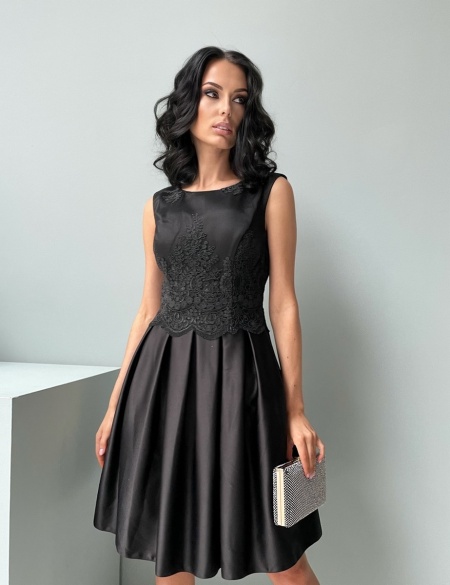 Черное атласное платье с кружевным верхом