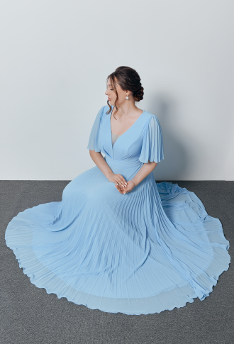 Голубое платье с плиссированной юбкой и рукавами-крылышками