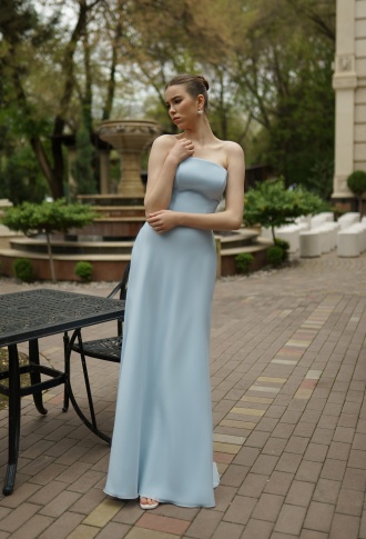 Голубое платье по фигуре с оборкой из цветов Голубое платье по фигуре с оборкой из цветов