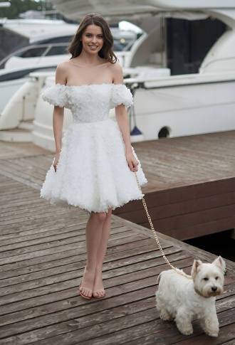 Белое платье мини из 3D цветов