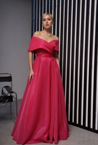 Малиновое платье из органзы со спущенными плечами