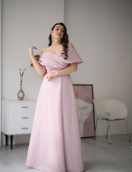 Розовое блестящее платье с разрезом на ноге и спущенными плечами