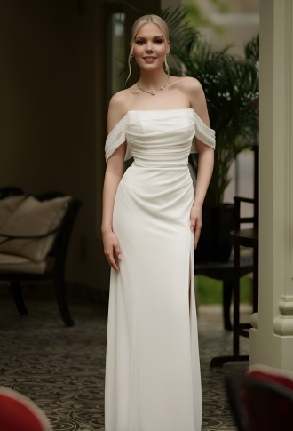 Белое блестящее платье по фигуре с разрезом на ноге и спущенными плечами