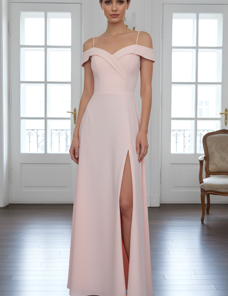 Персиковое платье со спущенными плечами и разрезом на ноге
