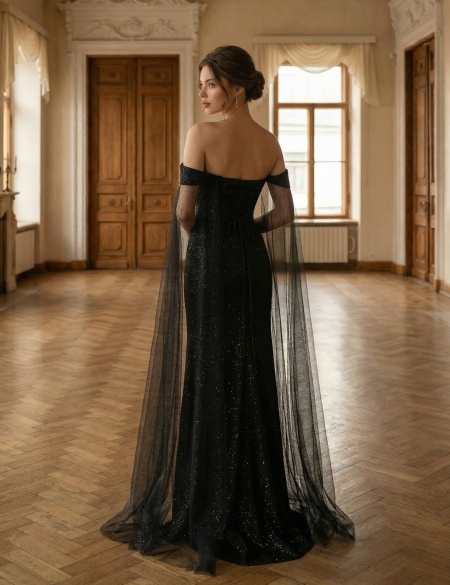 Чёрное блестящее платье по фигуре с длинными фатиновыми рукавами